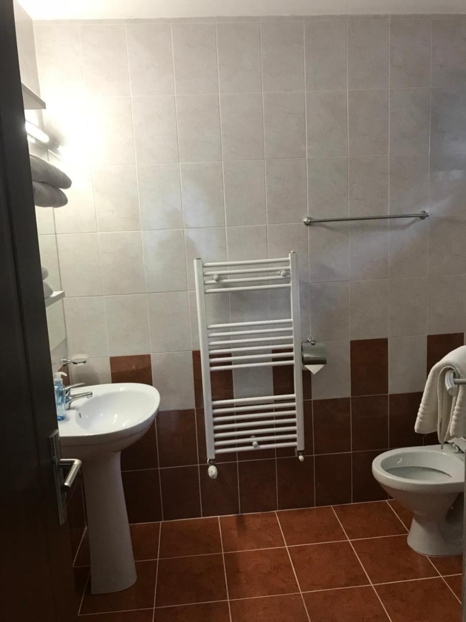 Pensiunea Granada Covasna Buitenkant foto